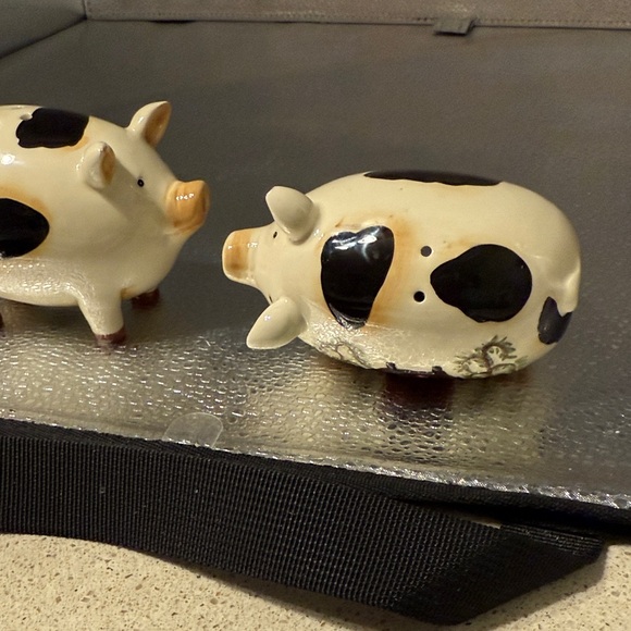 Vintage Adorable Pig salt and pepper shakers - Picture 5 of 13